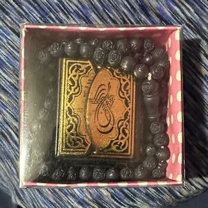NWT in box Islamic gift set with mini Quran and tasbih prayer beads